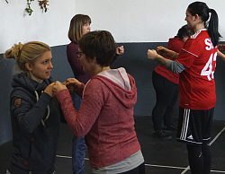 Zwei Damen stehen sich gegenüber und halten die Fäuste gegeneinander. 