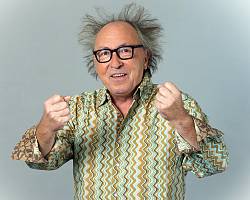 Urban Priol trägt ein buntes Hemd.