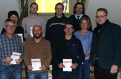 Bei der Stadt Lahr können Mitarbeiter das Sportabzeichen ablegen.&#13;&#10;Das Bild zeigt die erfolgreichen Sportler mit Urkunde auf der Treppe der Säulenhalle des Rathaus. 