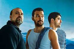 Zu sehen sind die drei Mitglieder der Band rund um den australischen Joel Havea. Sie blicken in verschiedene Richtungen, hinter ihnen der blaue Himmel.