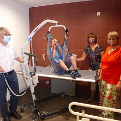 Der Patientenlifter im Einsatz: Heinz Kuhn damaliger Vorsitzender des Vereins für Körper- und Mehrfachbehinderte Lahr bedient den Patientenlifter und hebt damit Florian Schuler auf die Liege. Mit im Bild Annette Schuler und Jutta Pagel-Steidl, Geschäftsführerin des Landesverbandes für Menschen mit Körper- und Mehrfachbehinderung Baden-Württemberg e.V..
Der Patientenlifter samt Liege wurde 2020 durch den Lahrer Stadtgulden realisiert und ergänzt damit die Behindertoilette im Bürgerpark als sogenannte 