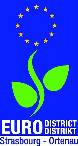 Das Bild zeigt das Logo des Eurodistrikts. Auf blauem Untergrund sind der gelbe Sternenkreis der EU und darunter ein grüner Stiel mit zwei Blättern zu erkennen, sodass das ganze wie eine Blume wirkt. Unter steht in weiß auf Blau Euro und dahinter zweizeilig district mit c und distrikt mit k und darunter in blau auf weiß Strasbourg - Ortenau.