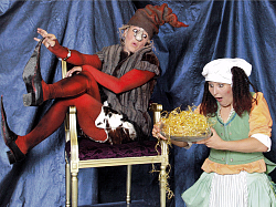 Zwei Schauspieler in einer Szene als Rumpelstilzchen und Müllerstochter.