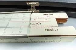Ein historischer Rechenschieber der Firma Nestler