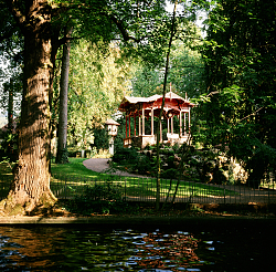Das Bild zeigt einen Blick auf den chinesischen Pavillon im Stadtgarten.