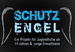 Das Bild zeigt das Logo des Projekts Schutzengel. Zu sehen sind auf schwarzem Hintergrund zwei graue Engelsflügel zwischen denen in zwei verschiedenen Blautönen und verteilt auf zwei Zeilen Schutz Engel steht. Darunter folgt in weiß der Zusatz "Ein Projekt für Jugendliche ab 14 Jahren & junge Erwachsene".
