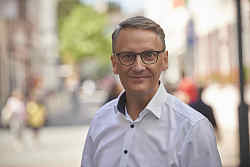 Oberbürgermeister Markus Ibert in der Lahrer Innenstadt