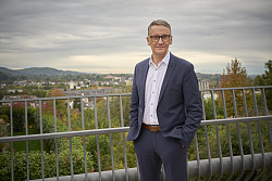 Markus Ibert, im Hintergrund die Stadt Lahr