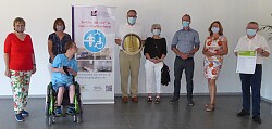 Gruppenbild bei der offiziellen Einweihung der Toiletten für alle, realisiert 2020 über den Lahrer Stadtgulden. Von links: Jutta Pagel-Steidl, Geschäftsführerin des Landesverbandes für Menschen mit Körper- und Mehrfachbehinderung Baden-Württemberg e.V., Annette und Florian Schuler, EBM Guido Schöneboom mit dem Stadtgulden in der Hand, Heike Dorow vom Pflegestützpunkt Ortenaukreis - Außenstelle Lahr, Jacob Crone vom Team Stadtgulden, Anita Diebold, Behindertenbeauftragte des Ortenaukreises und Heinz Kuhn vom Verein für Körper- und Mehrfachbehinderte  