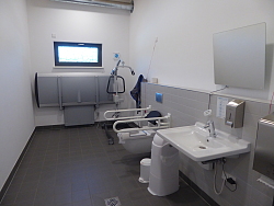 Die Toilette für alle, erweitert mit Patientenlifter und Liege im Haus am See im Seepark, realisiert 2020 über den Lahrer Stadtgulden