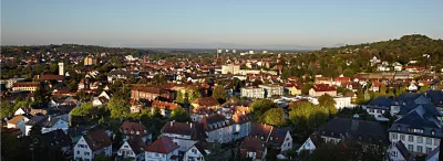 Blick über die Dächer der Lahrer Altstadt zum Schutterlindenberg