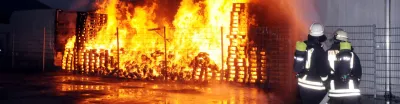 Feuerwehr Feuer Brennende Paletten