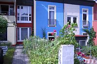 Das Bild zeigt das Haus, in dem sich die Ferienwohnungen Feuerwehrstraße befinden, von außen.