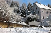 Das Bild zeigt das Haus in dem sich die Ferienwohnung Am Altenberg befindet bei Schnee von außen.