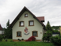 Das Bild zeigt das Haus, in dem sich die Ferienwohnung Müller befindet, von außen. 