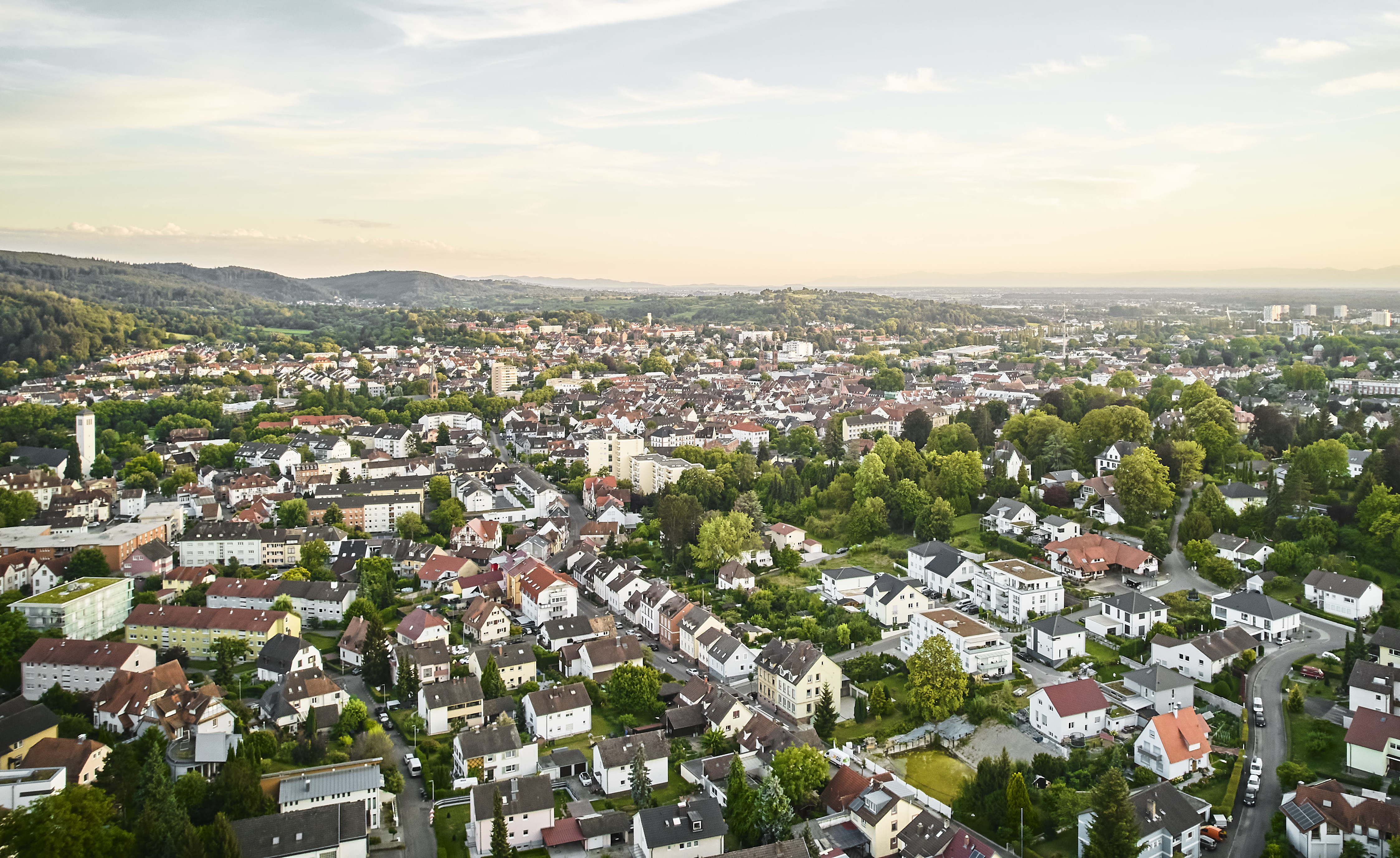 Lahr / Schwarzwald in Blickrichtung Süd-West. Im Vordergrund zeigt sich der Stadtteil Nordstadt welcher im Stadtbild unmerklich in den Stadtteil Stadtmitte und weiter in die Südstadt übergeht. Im äußersten Nordwesten zeigt sich am Fuße des Galgenberges der Ortsteil Mietersheim. Im äußersten Westen zeigt sich der Stadtteil Dinglingen mit den markanten Hochhäusern bei der Römerstraße. Quelle: Bildarchiv der Stadt Lahr / Schwarzwald. © Thomas Sattler
