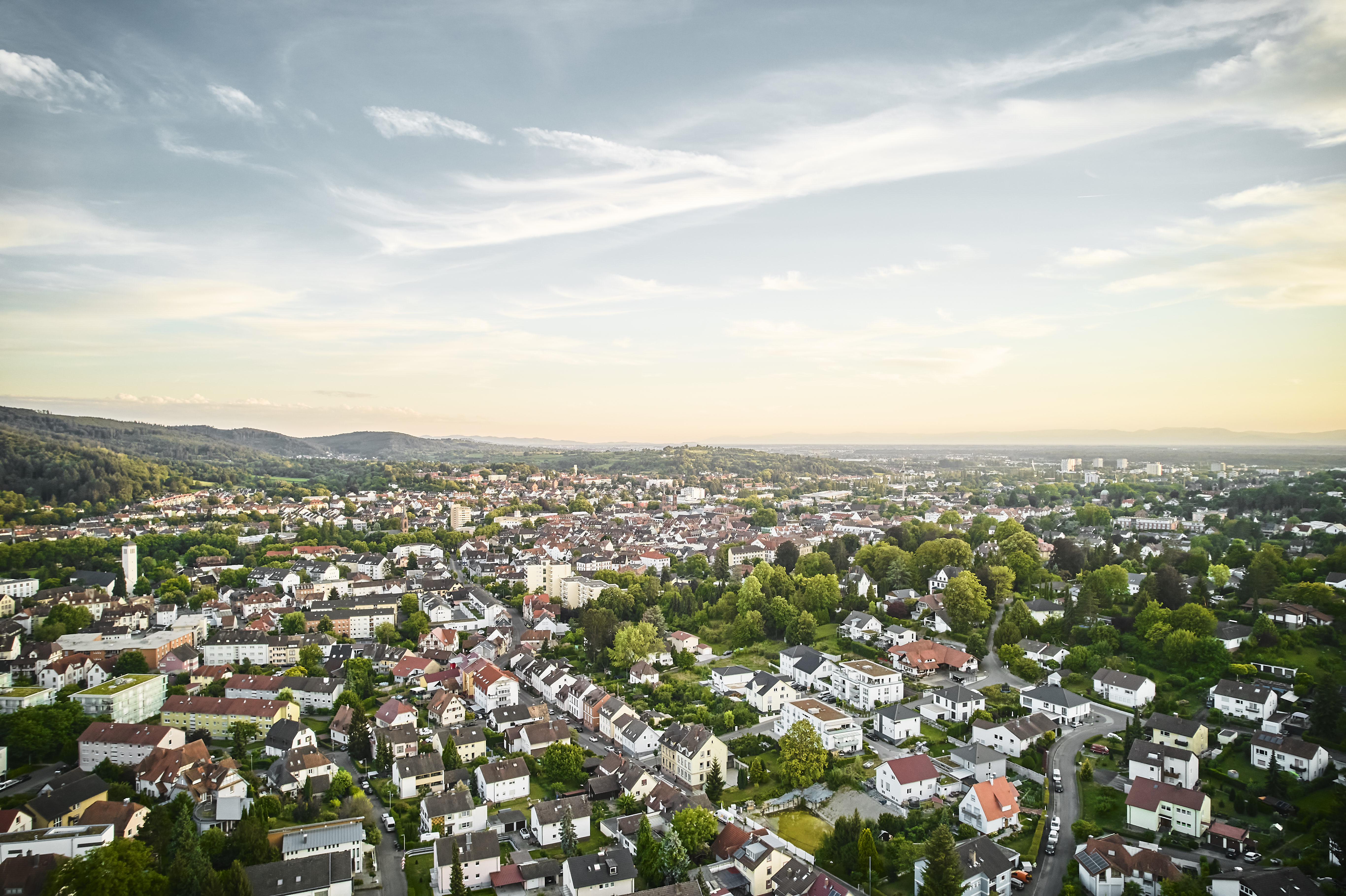 Lahr / Schwarzwald in Blickrichtung Süd-West. Im Vordergrund zeigt sich der Stadtteil Nordstadt welcher im Stadtbild unmerklich in den Stadtteil Stadtmitte und weiter in die Südstadt übergeht. Im äußersten Nordwesten zeigt sich am Fuße des Galgenberges der Ortsteil Mietersheim. Im äußersten Westen zeigt sich der Stadtteil Dinglingen mit den markanten Hochhäusern bei der Römerstraße. Quelle: Bildarchiv der Stadt Lahr / Schwarzwald. © Thomas Sattler